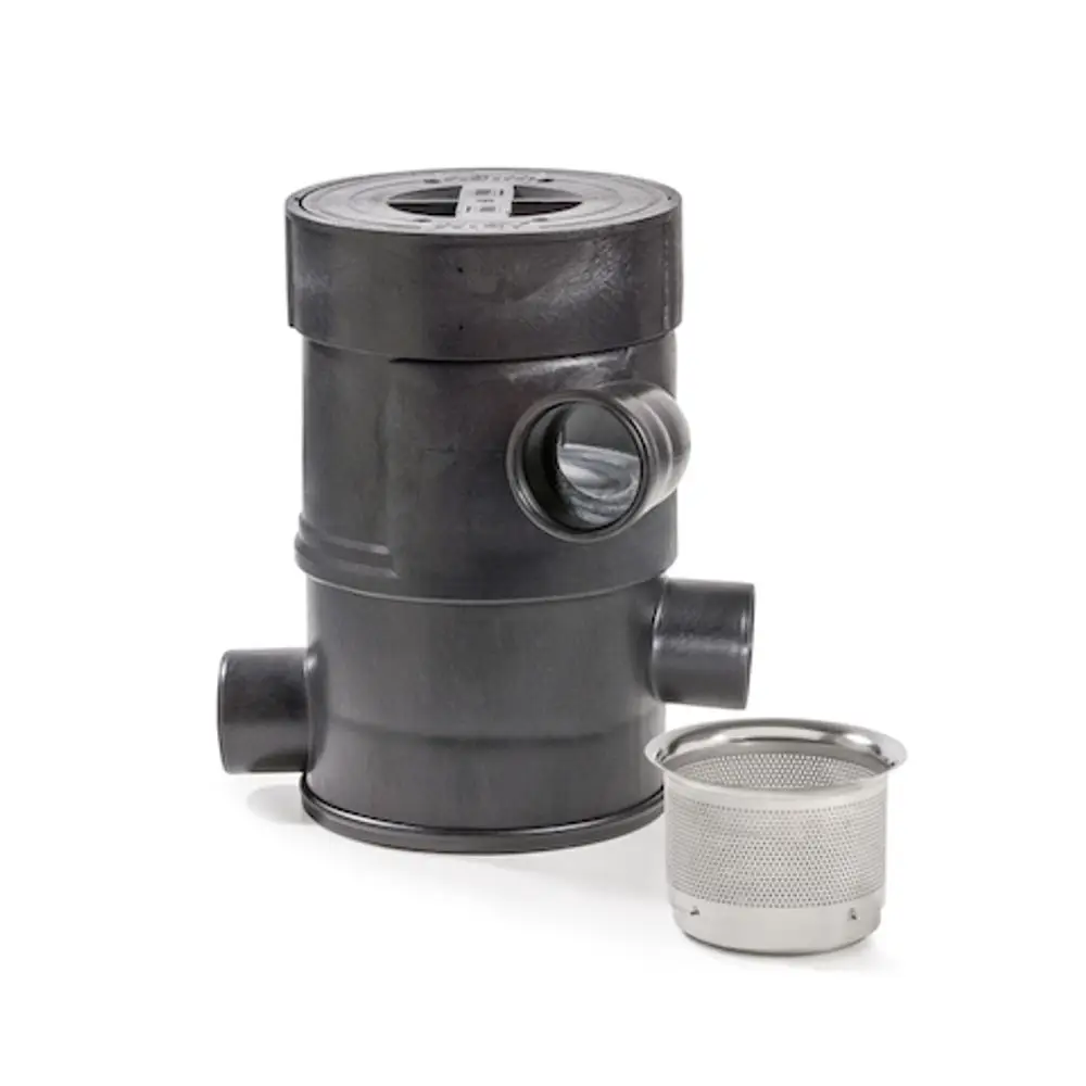 Schwarzer Erdfilter von Roth mit einem zentralen Gehäuse, ausgestattet mit einem seitlichen Anschluss und einem abnehmbaren Metallsieb zur Teilchenfiltration.
